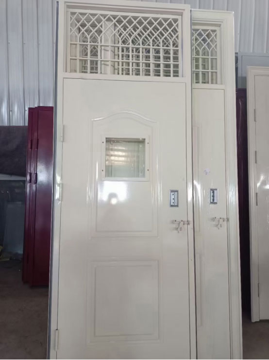 塔城学校教室门