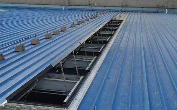 某城市大型商业综合体中庭塔城排烟窗工程