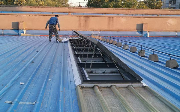 某区域性物流仓储中心塔城排烟窗系统安装项目