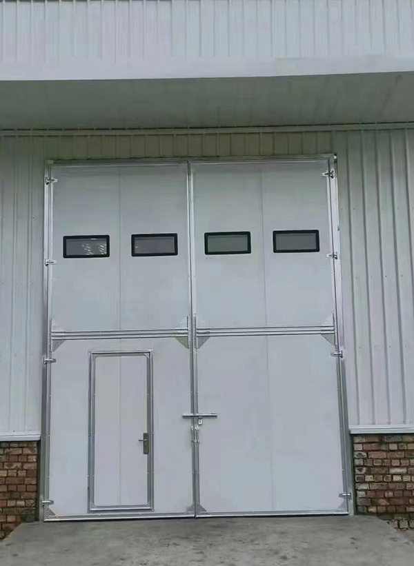 塔城工业门在设备装配车间出入口的实施记录