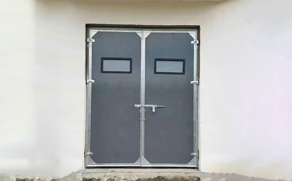 塔城工业门在高温作业区域的运行表现